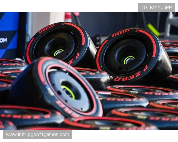 汉密尔顿红胎仅坚持9圈提前进站,亚斯码头赛道轮胎磨损超预期